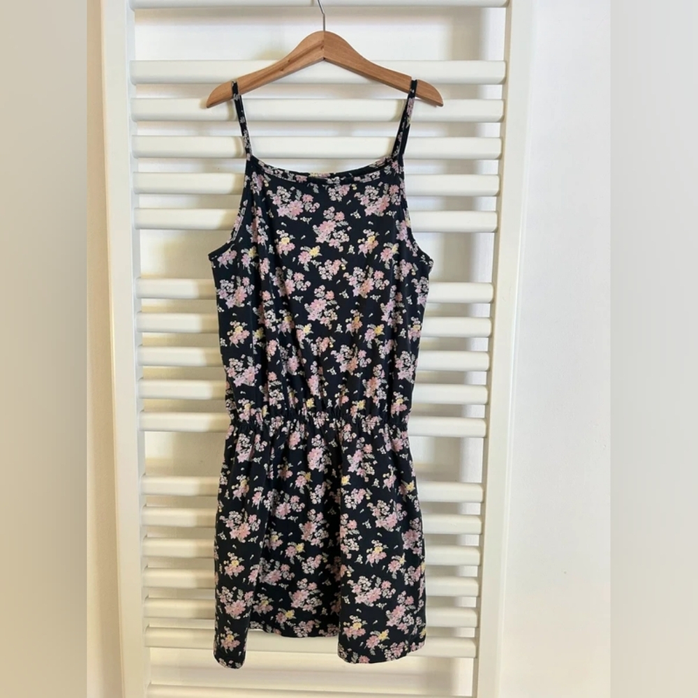 Chic Floral Mini Dress in Black and Pink
